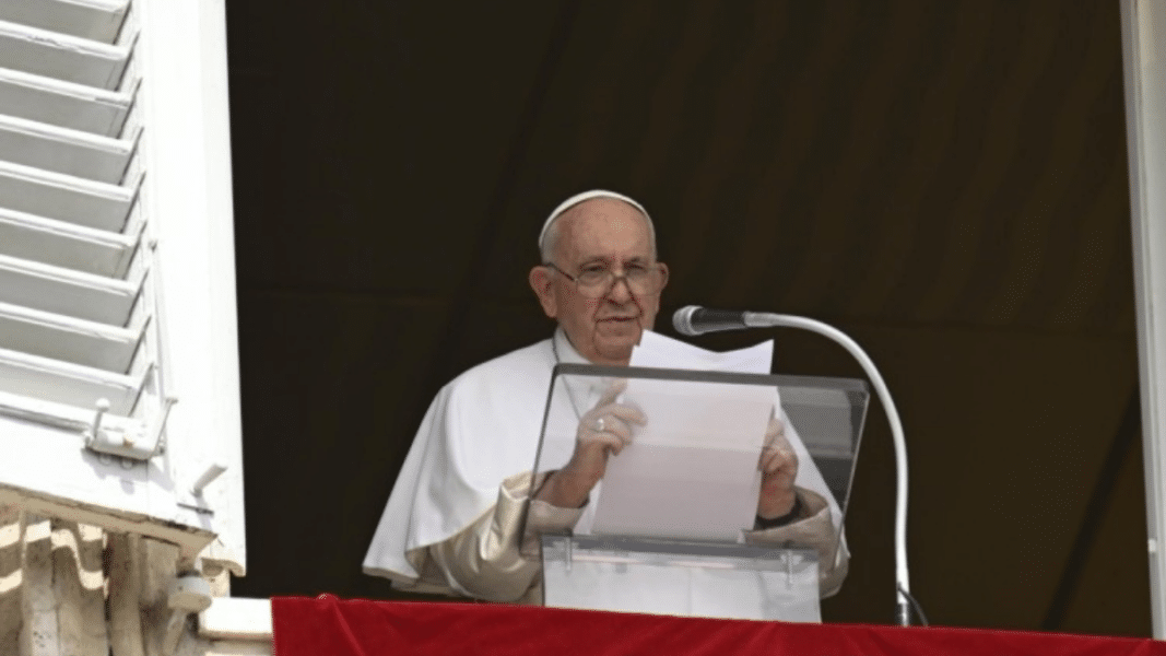 Francisco en el Ángelus: Los santos son “nuestros amigos”