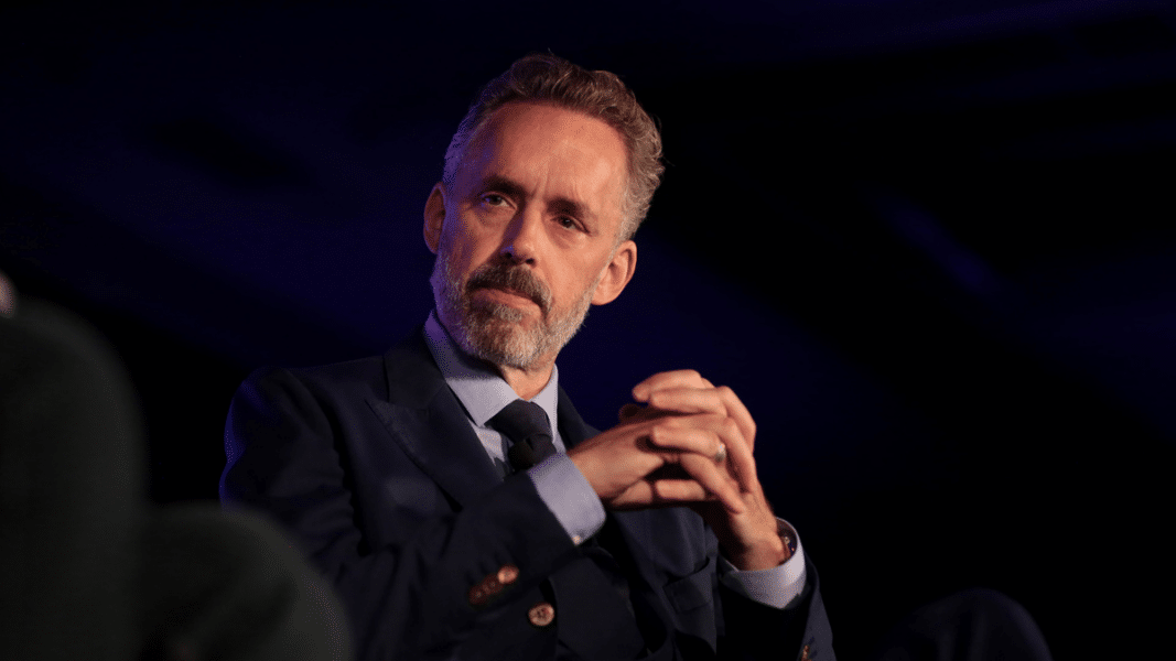 Jordan Peterson advierte que los activistas LGBT quieren destruir la Iglesia católica