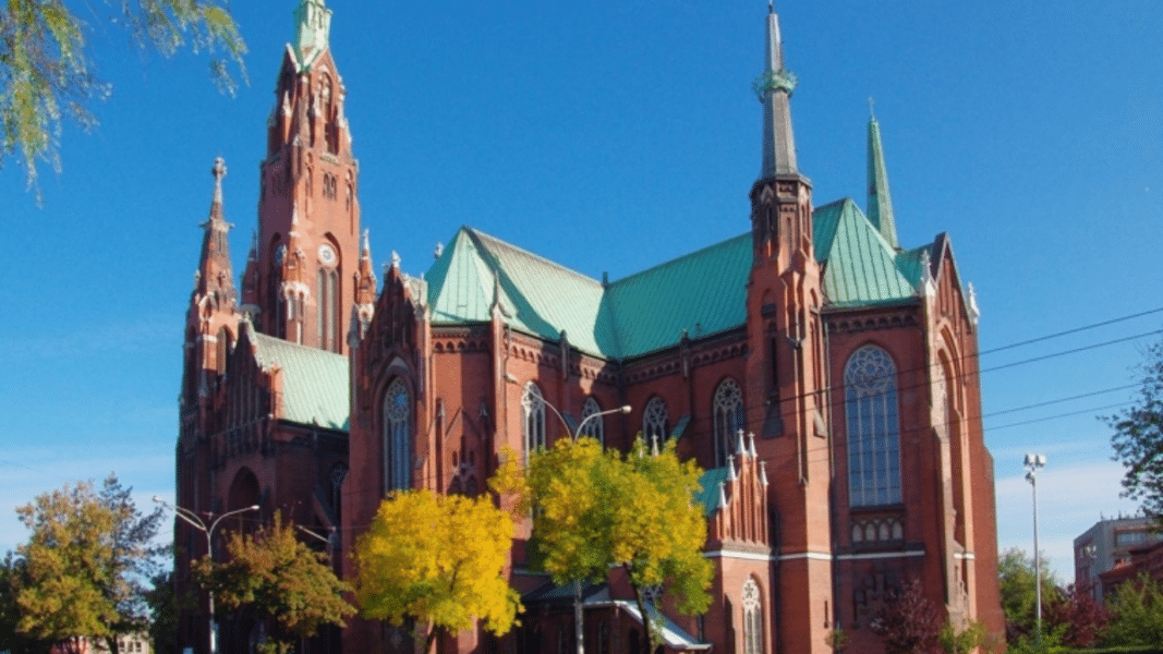 Escándalo en una diócesis polaca: un sacerdote organiza una orgía gay en la casa parroquial