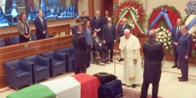 Francisco en el velatorio de Giorgio Napolitano