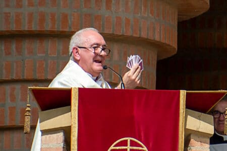 El obispo de Barbastro renuncia durante una homilía en Torreciudad.