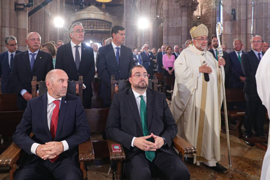 Entrada de Sanz Montes en Covadonga mientras el presidente de Asturias permanece sentado