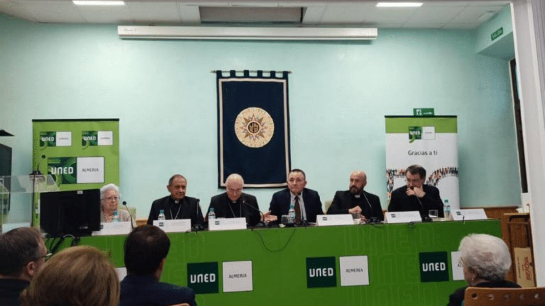 Adolfo González Montes vuelve a Almería arropado por Juan Ignacio Arrieta, secretario del Dicasterio para los Textos Legislativos