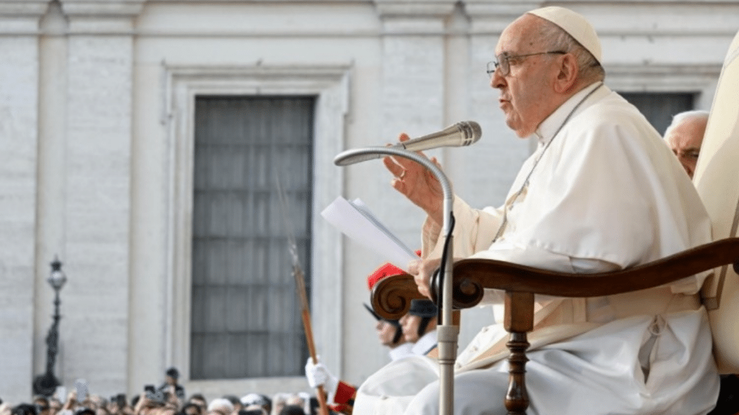 El Papa pide «retomar el sentido de la adoración» e insiste en que «la evangelización no se hace por proselitismo»