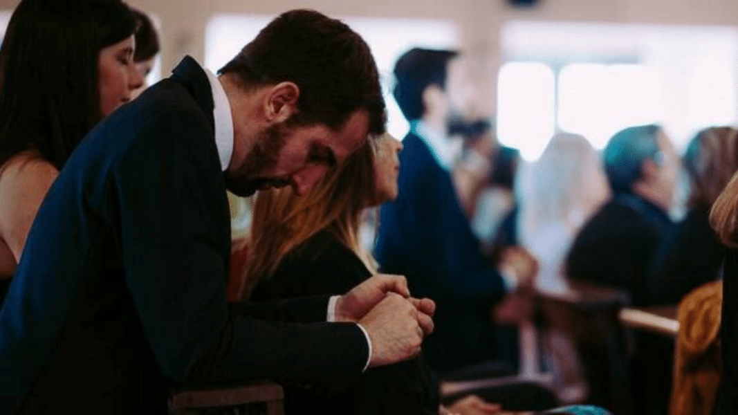 Hombre blanco católico rezando