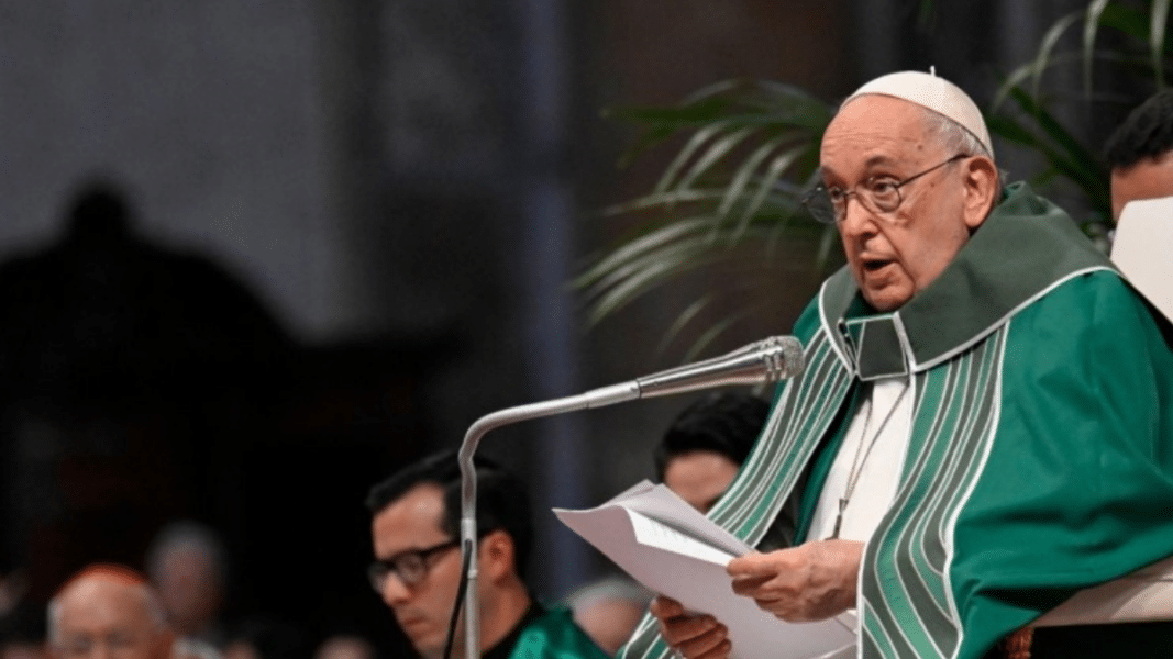 El Papa pide en la Misa de clausura del Sínodo huir de estrategias, cálculos humanos y de las modas del mundo