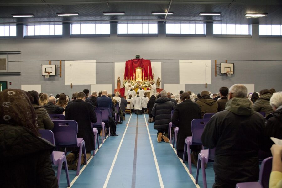 El obispo Schneider celebra la Misa Tradicional en un pabellón de deportes ante la gran afluencia de fieles