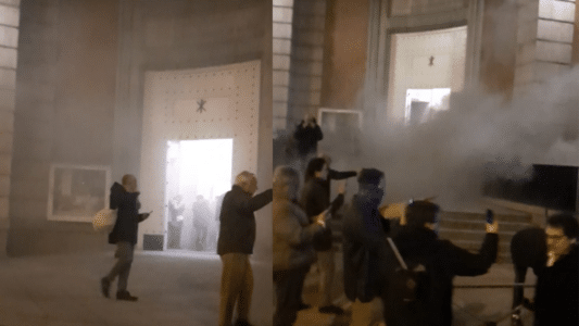 Manifestantes refugiándose en la parroquia del Inmaculado Corazón de María