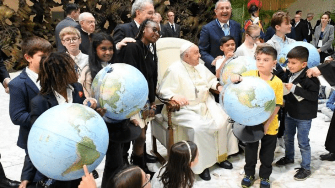 Francisco hace corear a miles de niños «la naturaleza es nuestro futuro» en Roma