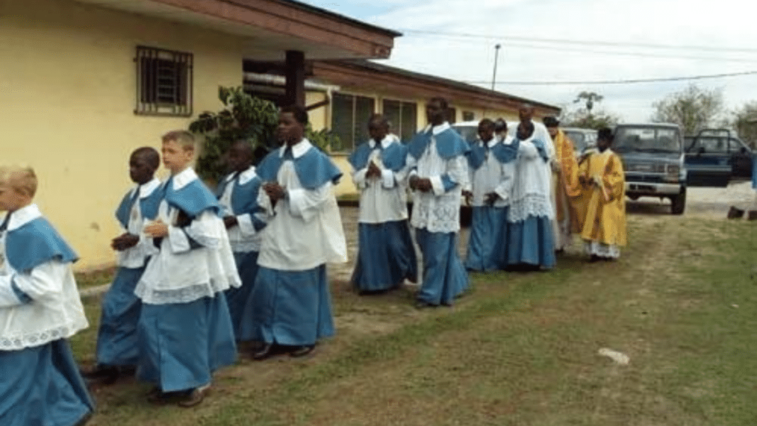 Tradición y misión: la misa en latín en África