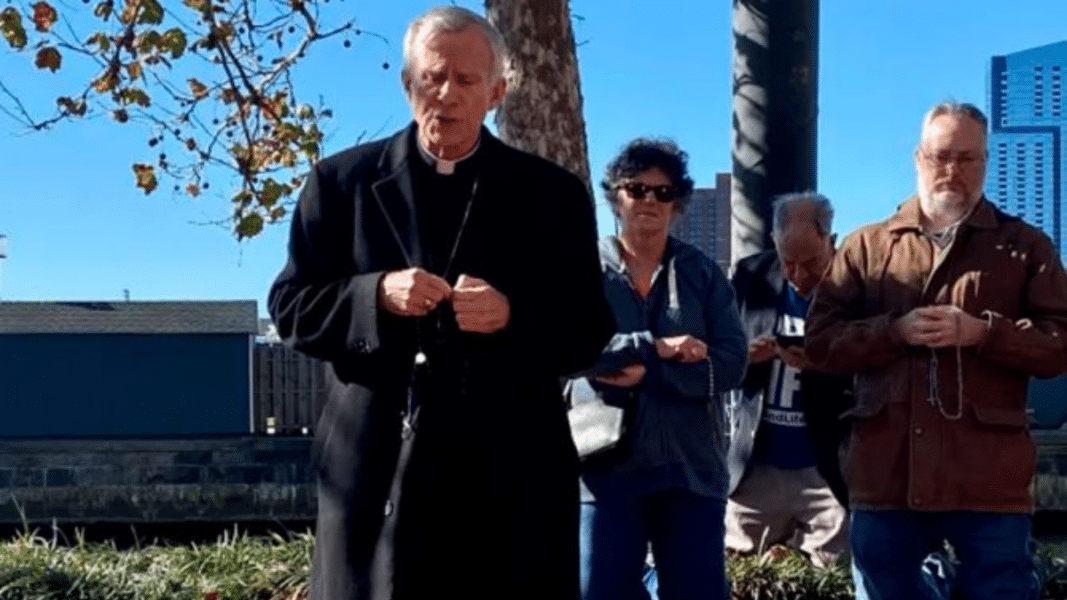 Strickland lidera el rezo del Rosario a las puertas de la Asamblea de los obispos estadounidenses