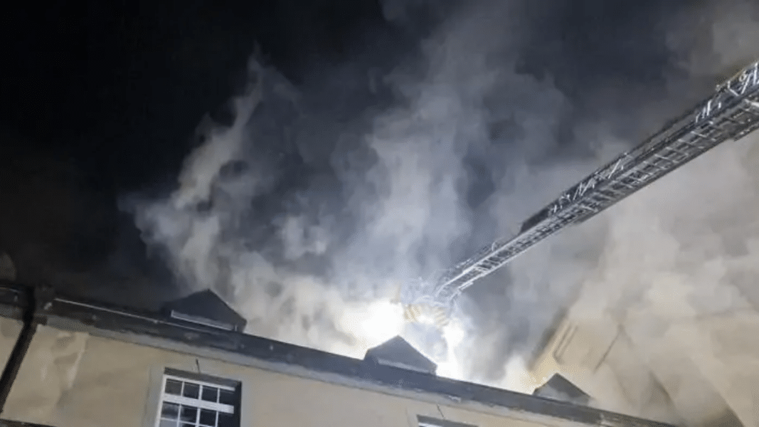 Cinco heridos en un aparatoso incendio en un monasterio en Alemania