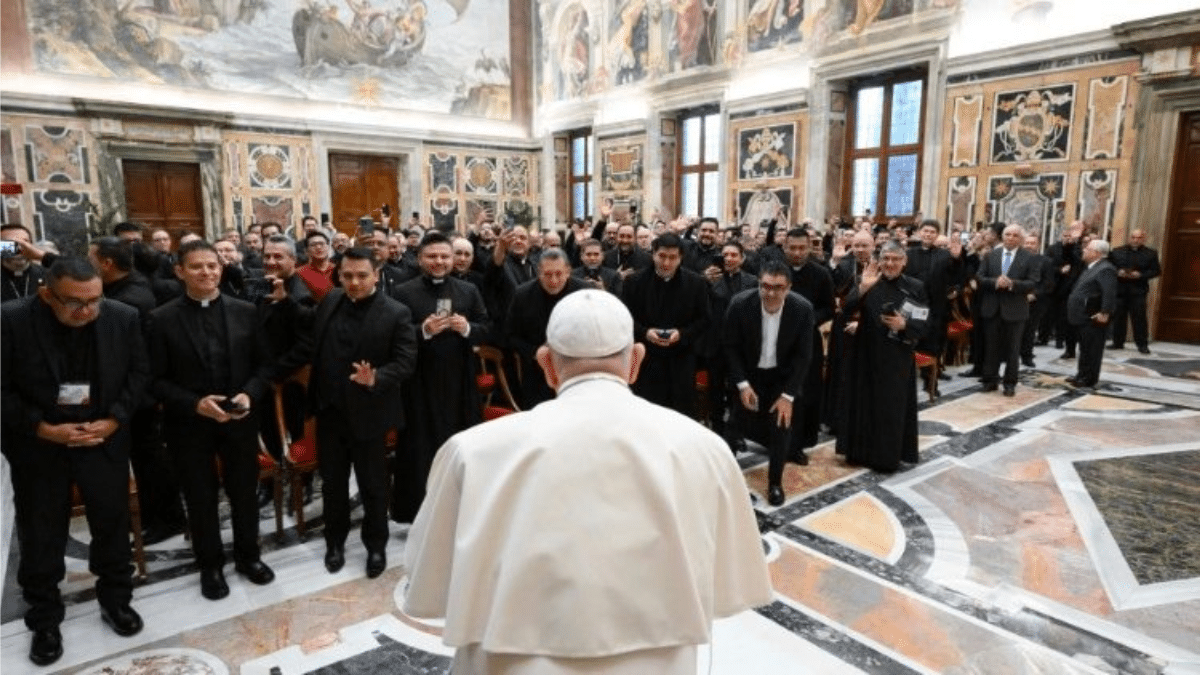 Papa Francisco con sacerdotes