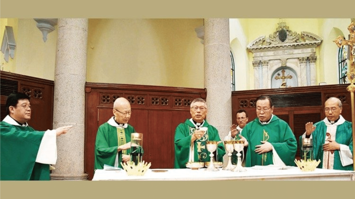 El arzobispo Li Shan con los cardenales Chow y Tong durante la misa en la catedral de Honk Kong, 15 de noviembre de 2023 (Kung Kao Po).