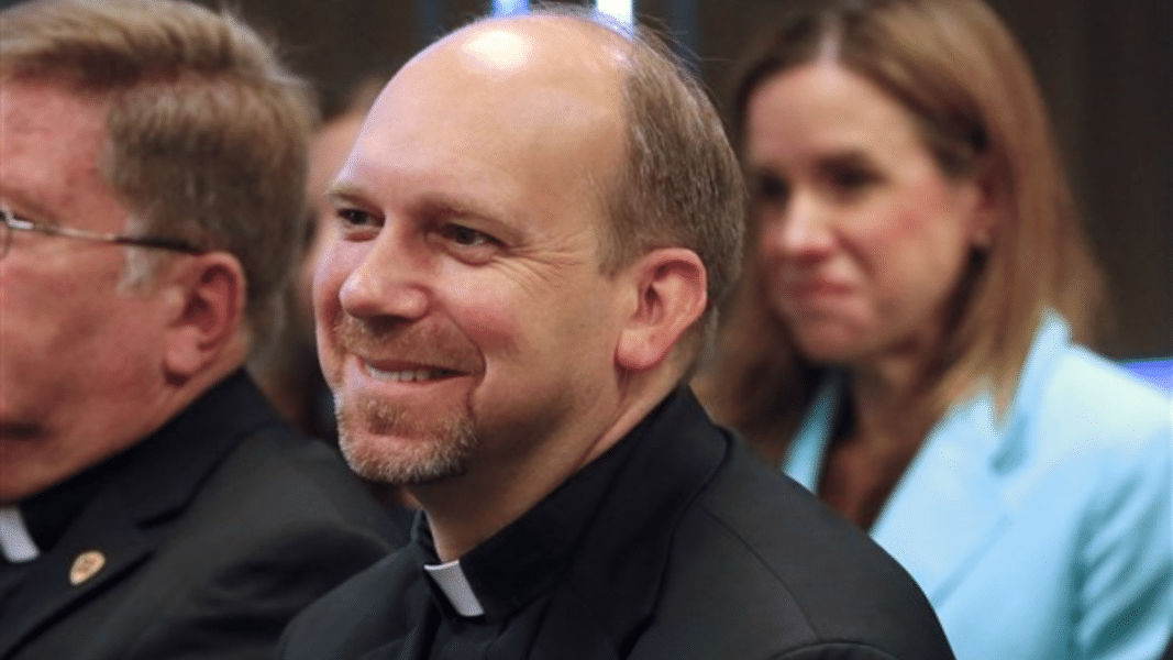 Condenan a cadena perpetua a un cura de EE.UU por abusos sexuales a menores