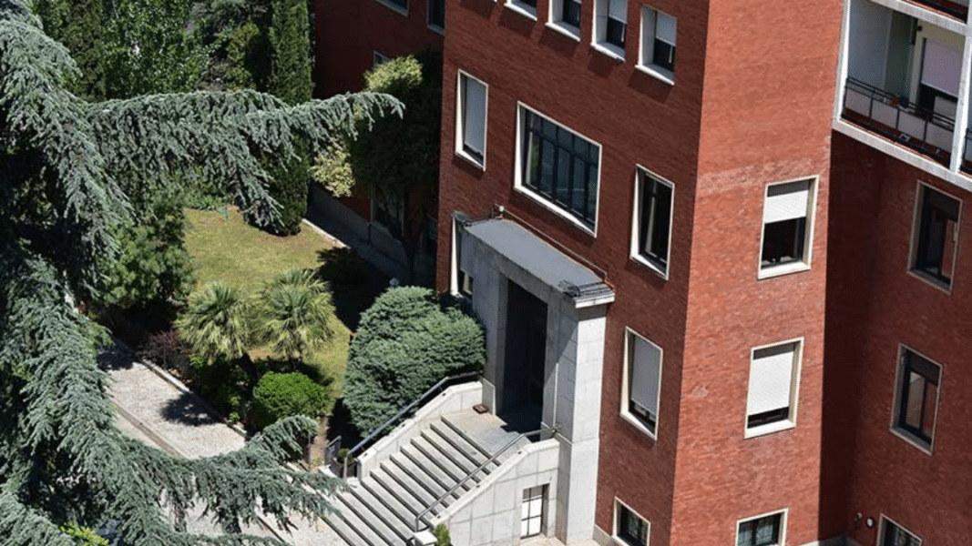 El director de la Fundación Pablo VI pidió por carta a los colegiales que cerrasen las ventanas para evitar abucheos a Pedro Sánchez