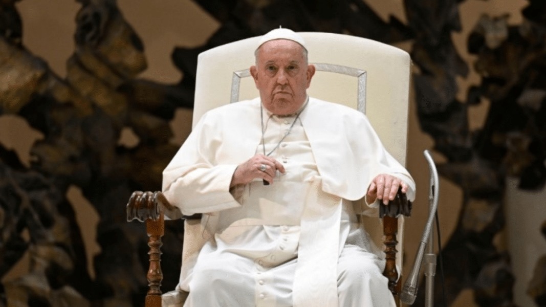 Papa Francisco serio