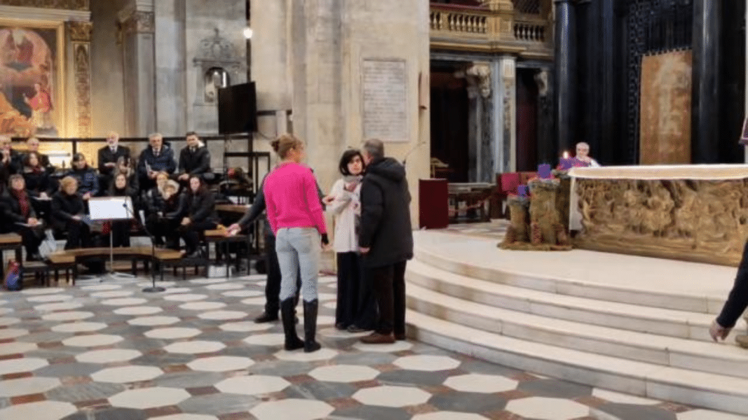 Ultras climáticos interrumpen la Misa del arzobispo en la catedral de Turín para leer pasajes de Laudato Si y Laudate Deum