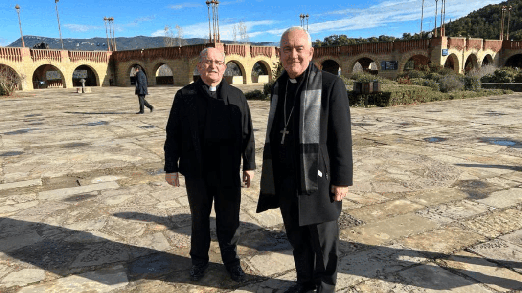 Ángel Lasheras junto con el obispo de Barbastro, Ángel Pérez Pueyo, en la explanada del santuario de Torreciudad