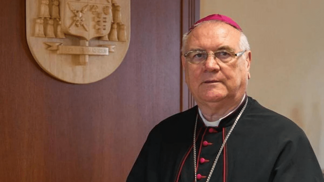 Obispo eslovaco carga contra los críticos de la comunión en la mano e insinúa que se oponen por «orgullo y un sentimiento de superioridad desordenado»