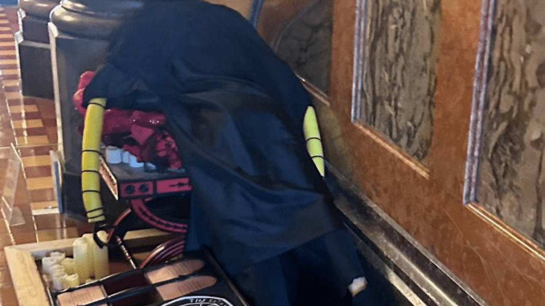 Decapita y derriba estatua de Satanás en el capitolio de Iowa