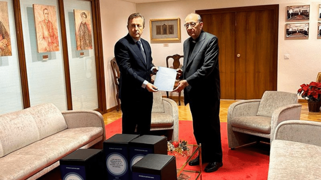 Javier Cremades entrega el informe al cardenal Omella