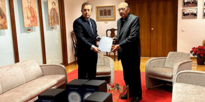 Javier Cremades entrega el informe al cardenal Omella