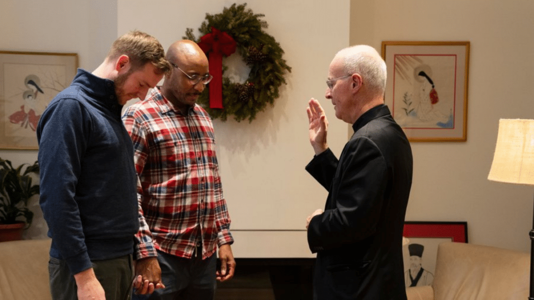 James Martin bendiciendo a una pareja del mismo sexo