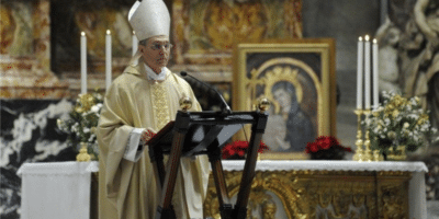 Monseñor Georg Gänswein en la misa en memoria de Benedicto XVI en el primer aniversario de su muerte