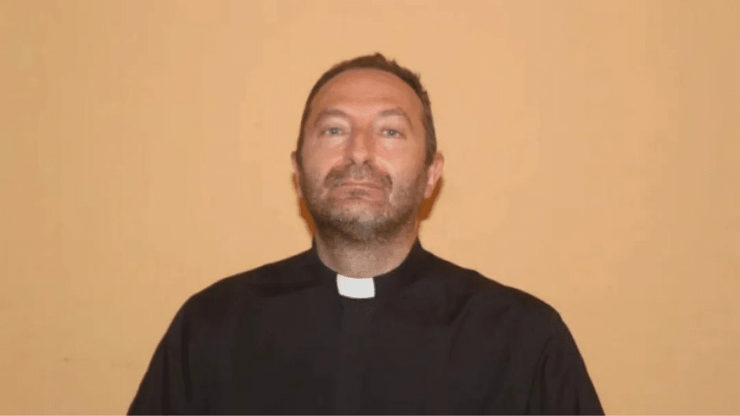 Excomulgan a un sacerdote italiano por llamar “usurpador” al Papa en una homilía