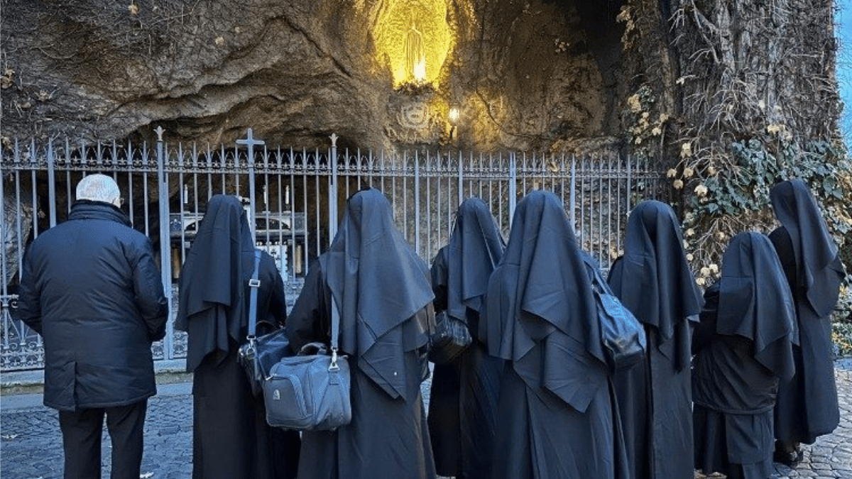 Las benedictinas argentinas que residirán en Mater Ecclesiae rezando en la Gruta de Lourdes en los Jardines Vaticanos