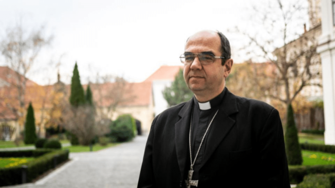 Obispo húngaro pide a sus sacerdotes que no bendigan «parejas» homosexuales