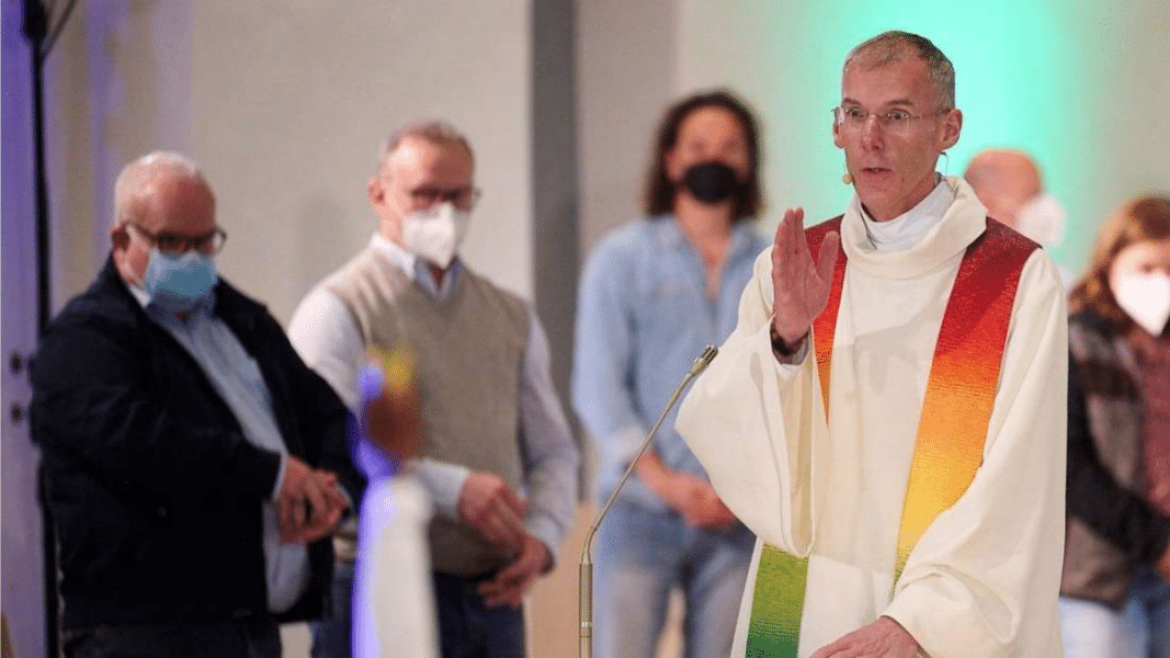 Sacerdote alemán declara que la Iglesia no puede negar el matrimonio a los homosexuales