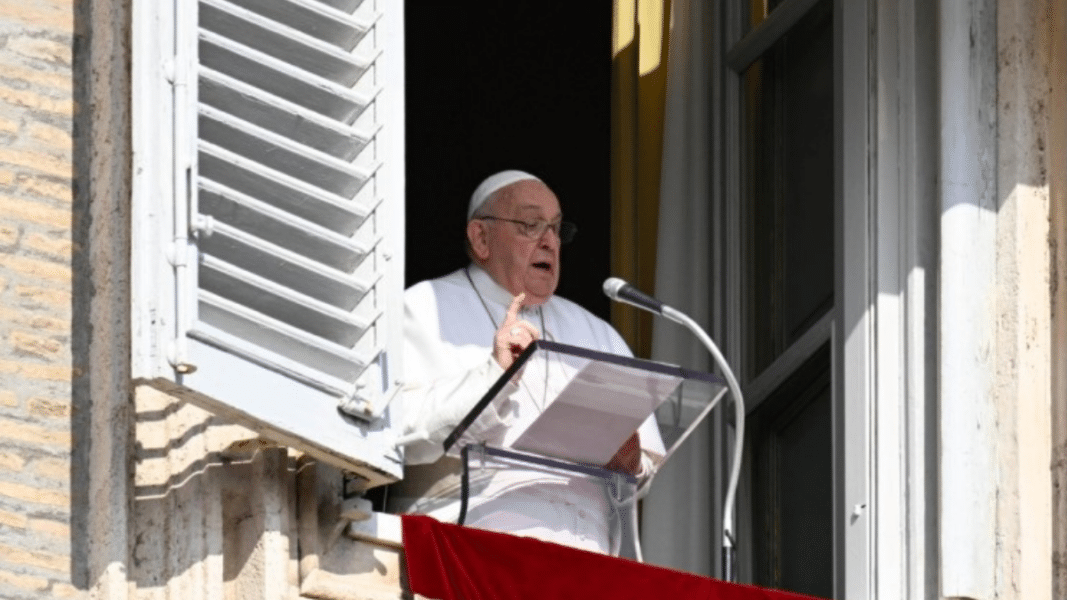El Papa pide liberarnos de las «cadenas que pueden apresar nuestro corazón»