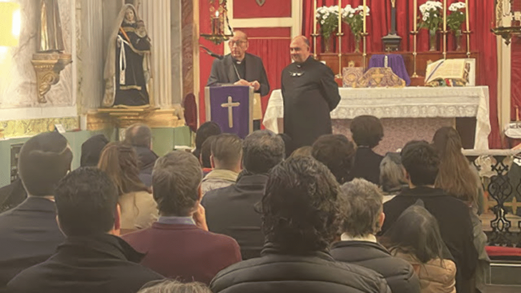 Omella visita a los fieles de la Misa Tradicional de Barcelona