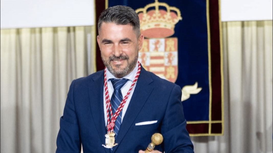 Pataleta de un alcalde del PSOE tras ser vetado como pregonero por estar ‘casado’ con otro hombre