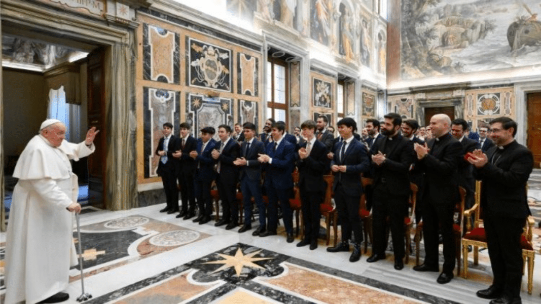 El Papa recibe a los seminaristas de Madrid y les alerta del «peligro de las ideologías»