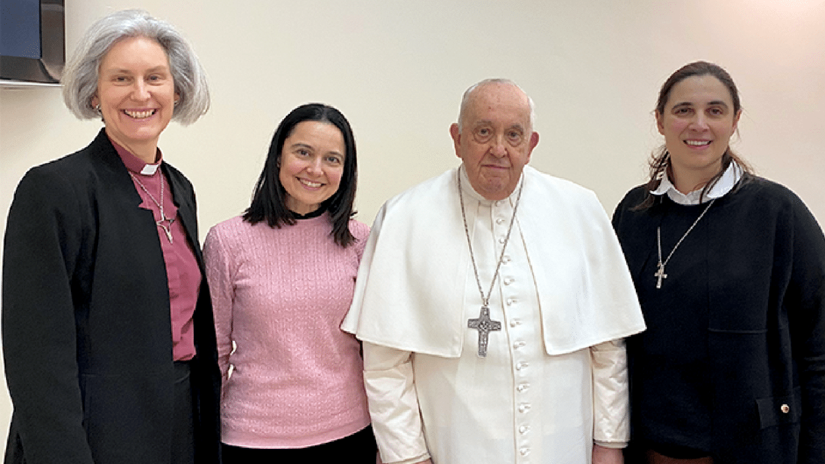 Papa Francisco con las tres mujeres que participaron en la reunión del Consejo de Cardenales