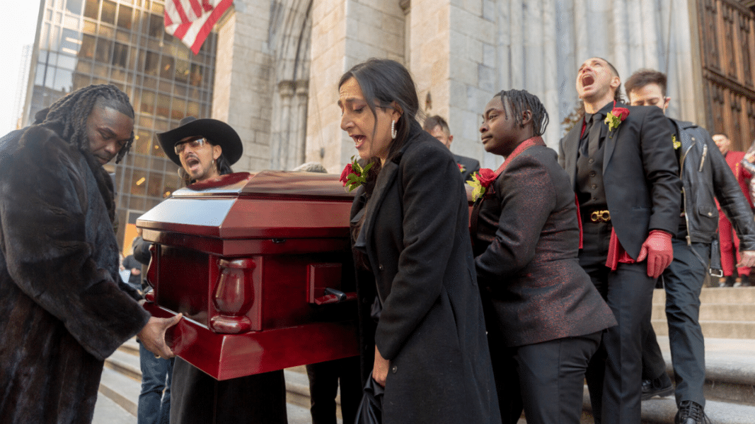 Celebran un escandaloso funeral en la Catedral de Nueva York por un activista trans ateo