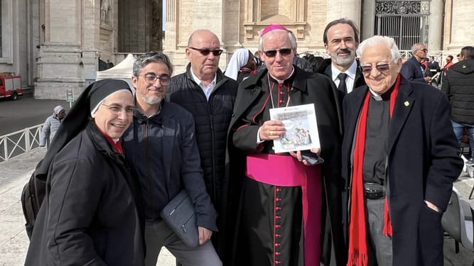 El equipo de Religión Digital con el arzobispo de Sevilla