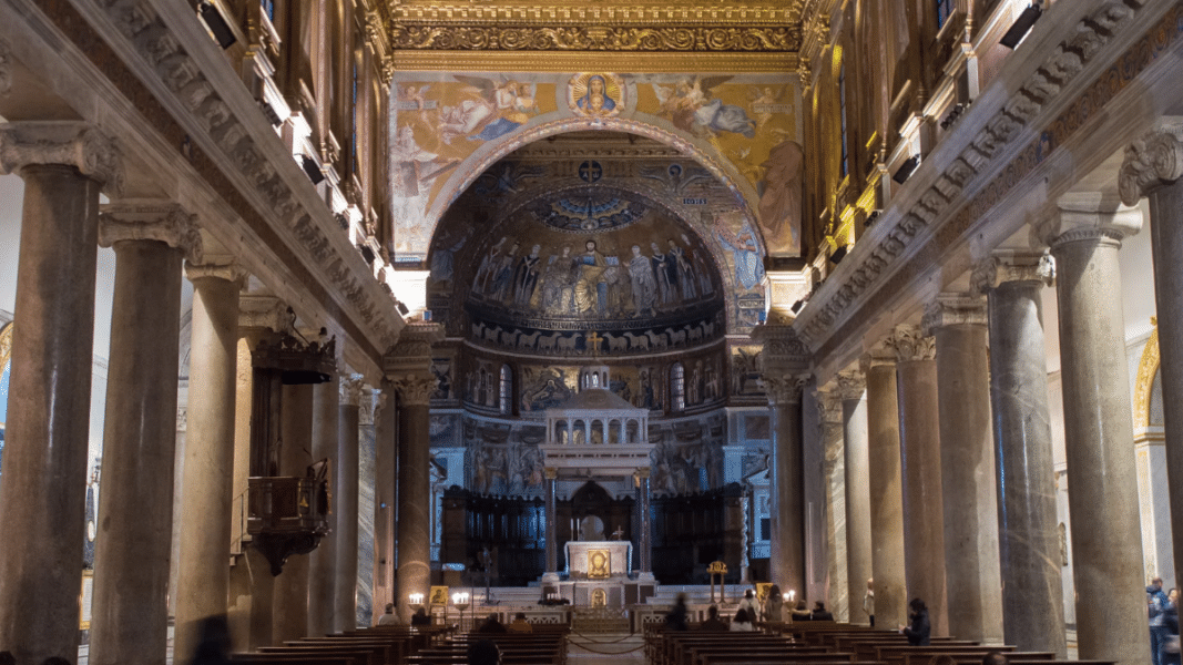 En la Basílica Santa María en Trastevere de Roma también se niega la comunión en la boca