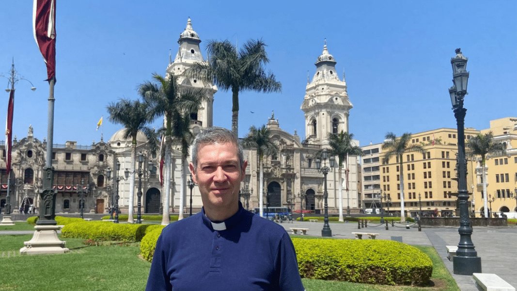Monseñor Bertomeu vuelve a Perú para investigar presuntas irregularidades financieras en la comunidad Pro Ecclesia Sancta