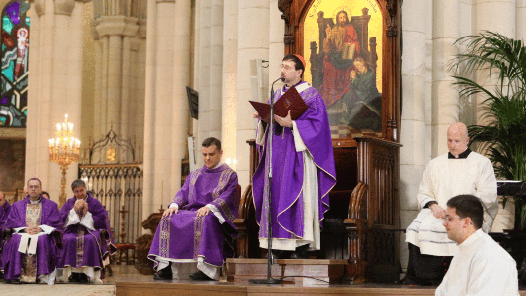 Cobo en la Misa por las víctimas del 11-M: «El terrorismo es una forma equivocada y llamada a fracasar para afrontar los conflictos»