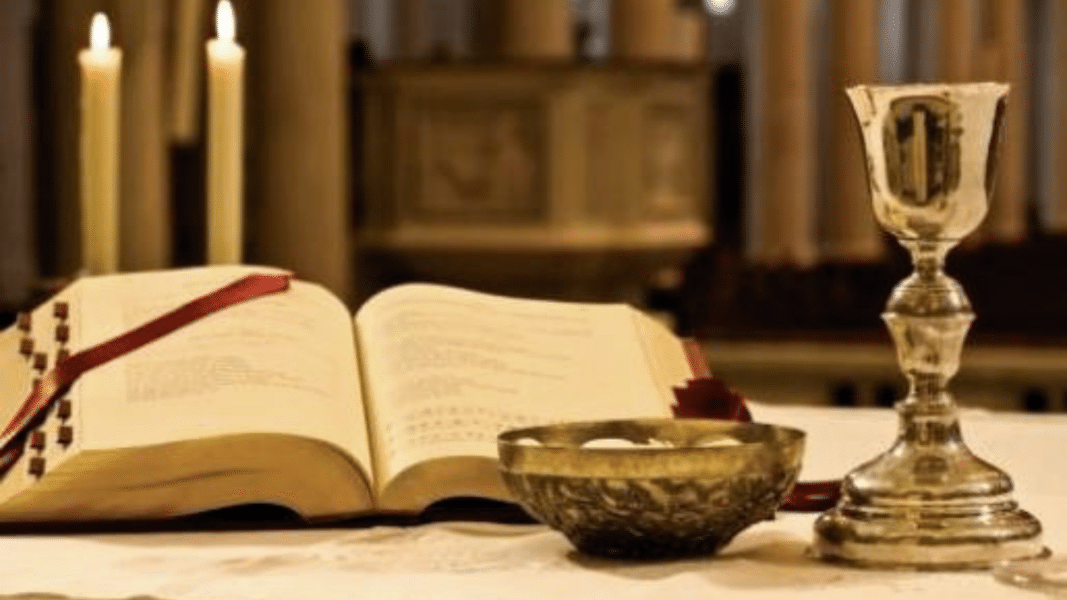 El rito que sostiene al débil: libro litúrgico abierto junto a un cáliz y un copón sobre el altar durante la misa