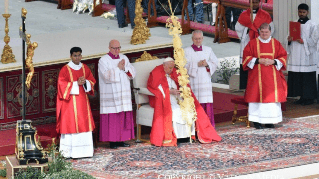 El Papa inaugura la Semana Santa dejando sin homilía a los asistentes a la Misa del Domingo de Ramos en el Vaticano