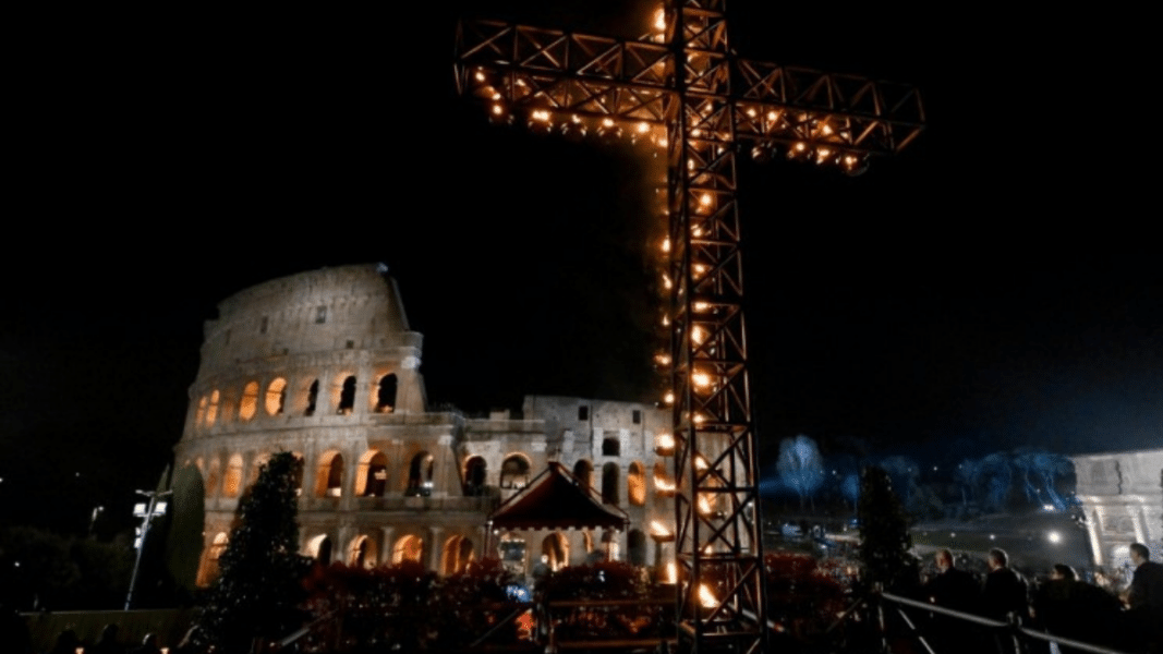 El Vía Crucis romano se celebra sin la participación del Papa