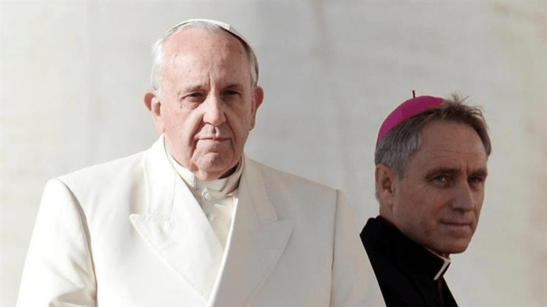 El relato de Francisco sobre Gänswein no acaba de cuadrar