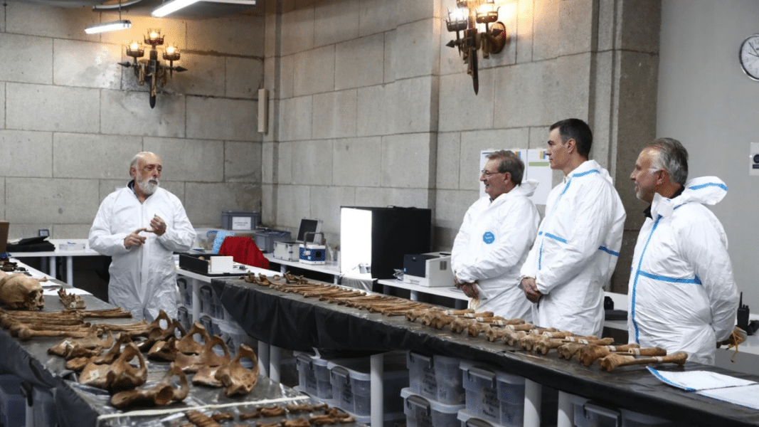 Pedro Sánchez visita por sorpresa el Valle de los Caídos