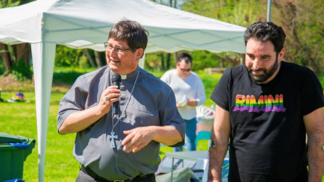El obispo de Rímini participa en manifestación por los derechos ‘trans’