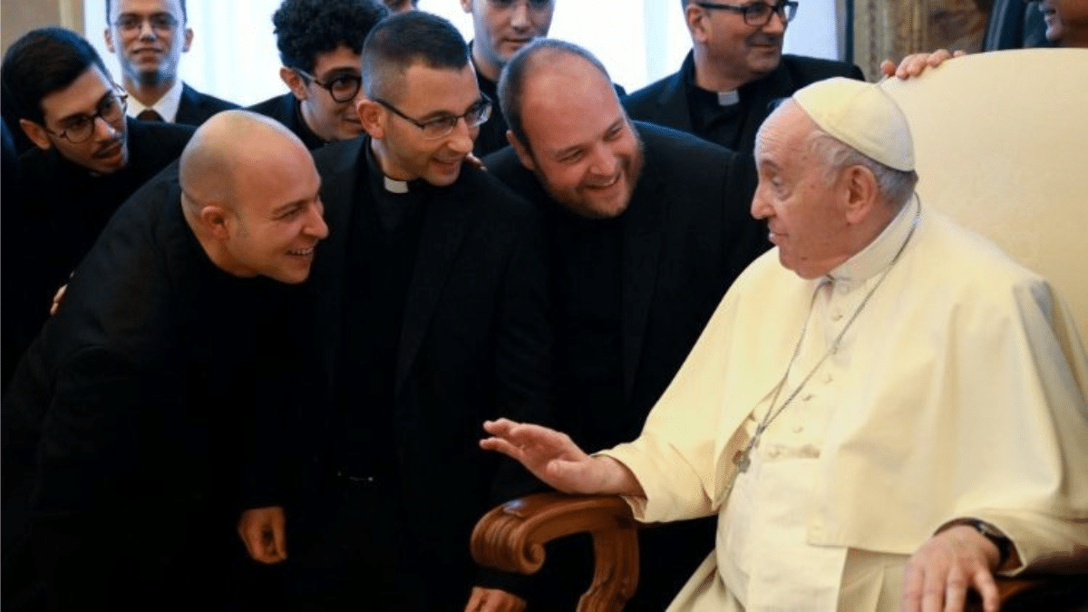 El Papa con un grupo de sacerdotes de Roma